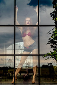 Gabriela - Hinter dem Fenster